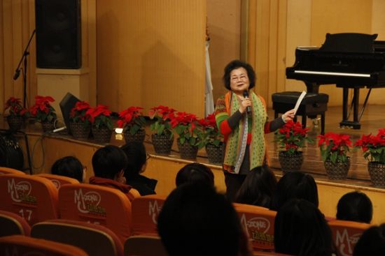 浙江省合唱协会会长、著名歌唱家谭丽娟点评。