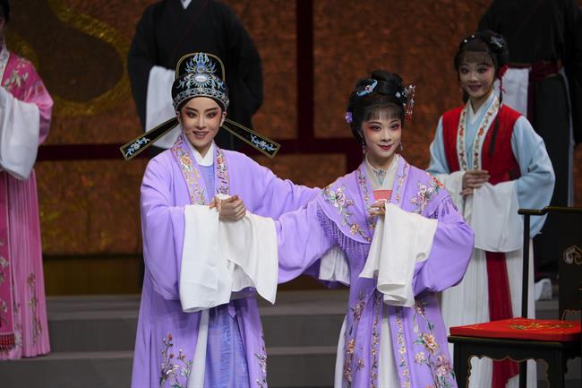 大女儿和大女婿拜寿.jpg