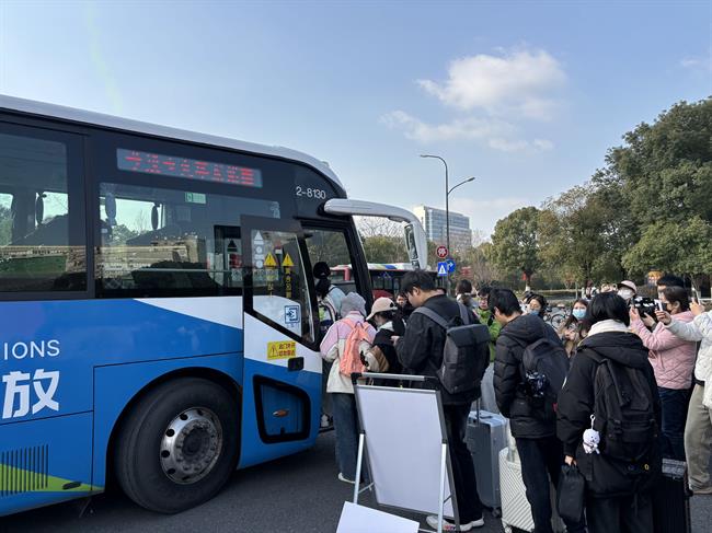 公交公司提供商职候车.jpg