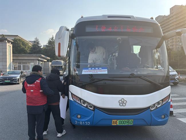 公交公司提供商职门口.jpg