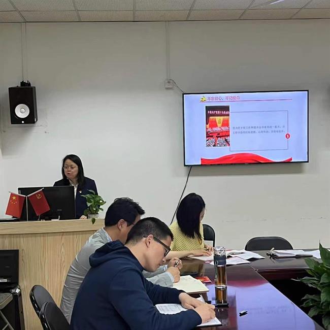 祝杭红上党课.jpg 祝杭红上党课.jpg